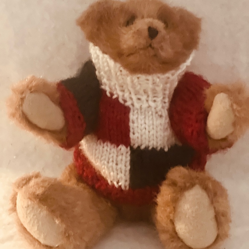 Vintage 1990 Boyd’s Bear Wearing an Adorable Red, Green & White Sweater!